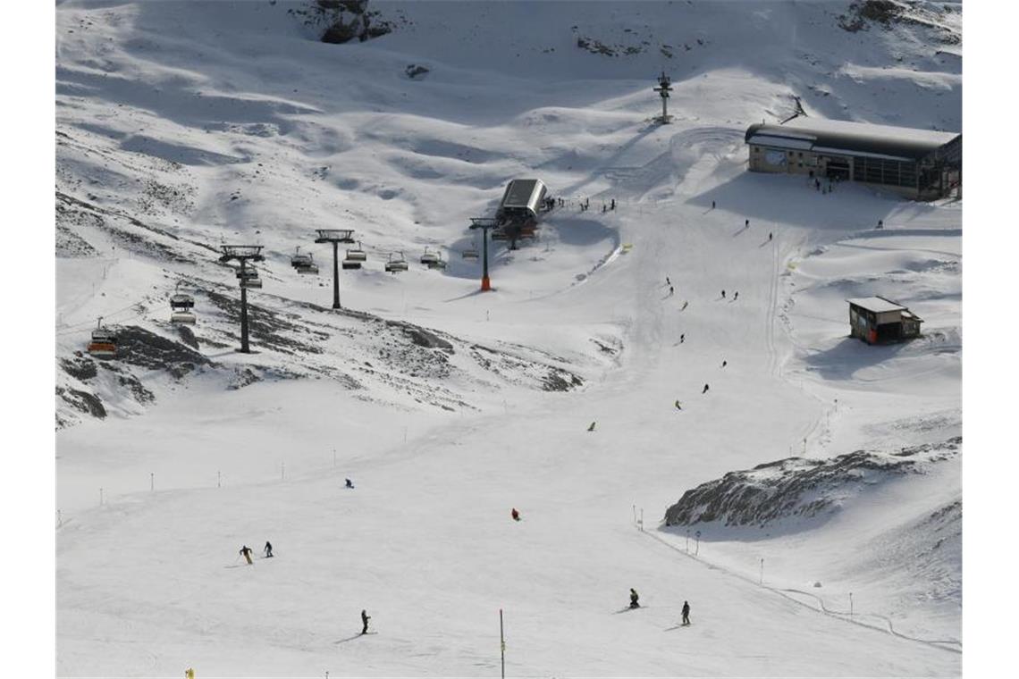 Saisonstart an Zugspitze - Großer Ansturm bleibt aus Freie Fahrt auf den Pisten am Zugspitzplatt. Foto: Angelika Warmuth/dpa