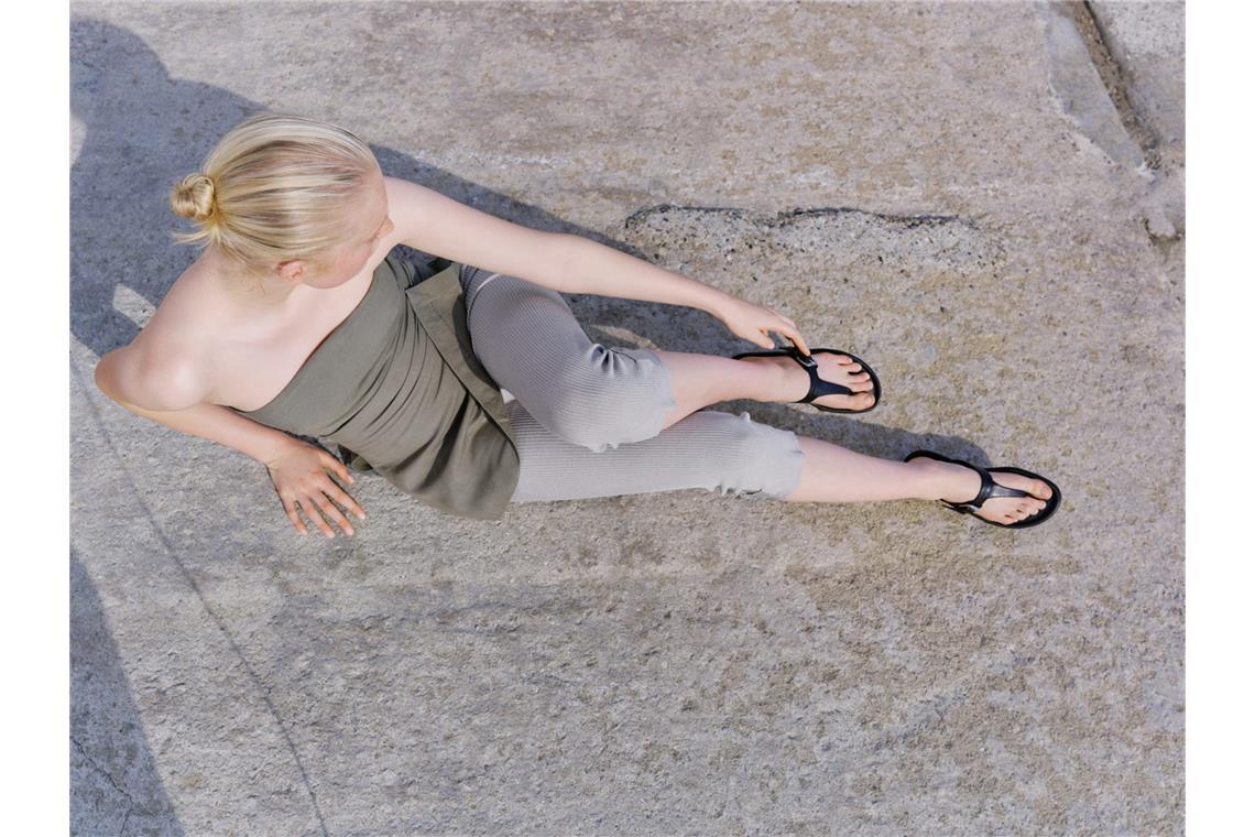 Freier Blick auf die Füße: Den gibt's mit derzeit angesagten Zehentrennern - für Frauen. Hier ein Modell von Vagabond (rund 90 Euro).