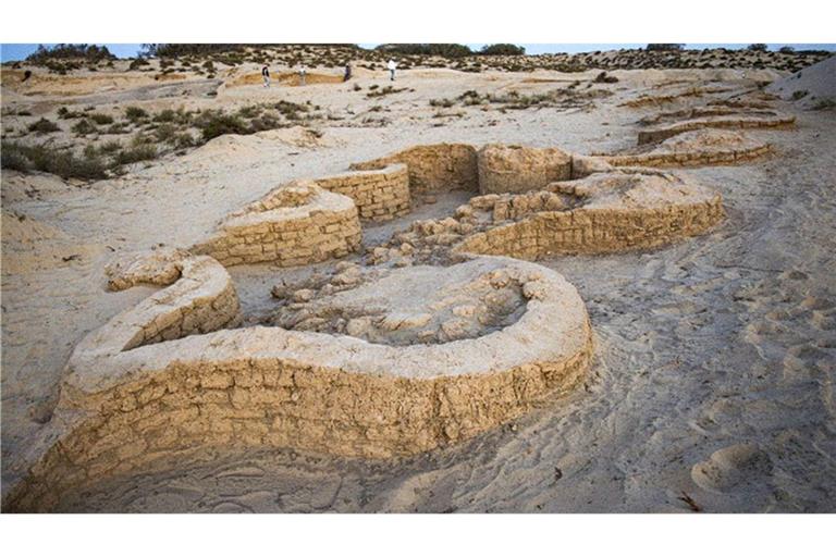 Freigelegte Mauerteile der altägyptischen Festung Tell el-Kharouba. Vor rund 35000 Jahren sollte sie die wichtige Handels- und Militärroute „Weg des Horus“ schützen.