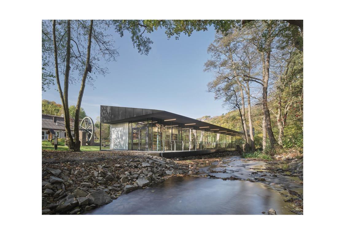 Freilichtmuseum Hagen, entworfen von Schnoklake Betz Dömer Architekten (Münster). Das neue Eingangsgebäude überzeuge „durch eine gelungene Verbindung von Funktionalität, Ästhetik und Nachhaltigkeit“, so die Jury. „Die Verwendung von CO2-sparendem Holzbau, trennbaren Bauteilen und regenerativer Energie wie Tiefengeothermie und einer PV-Anlage unterstreicht den bewussten Umgang mit Ressourcen.“