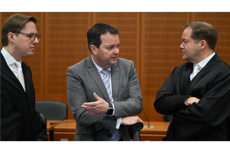 Freispruch vor dem Landgericht für den ehemaligen DFB-Schatzmeister Stephan Osnabrügge (M). (Archivbild)