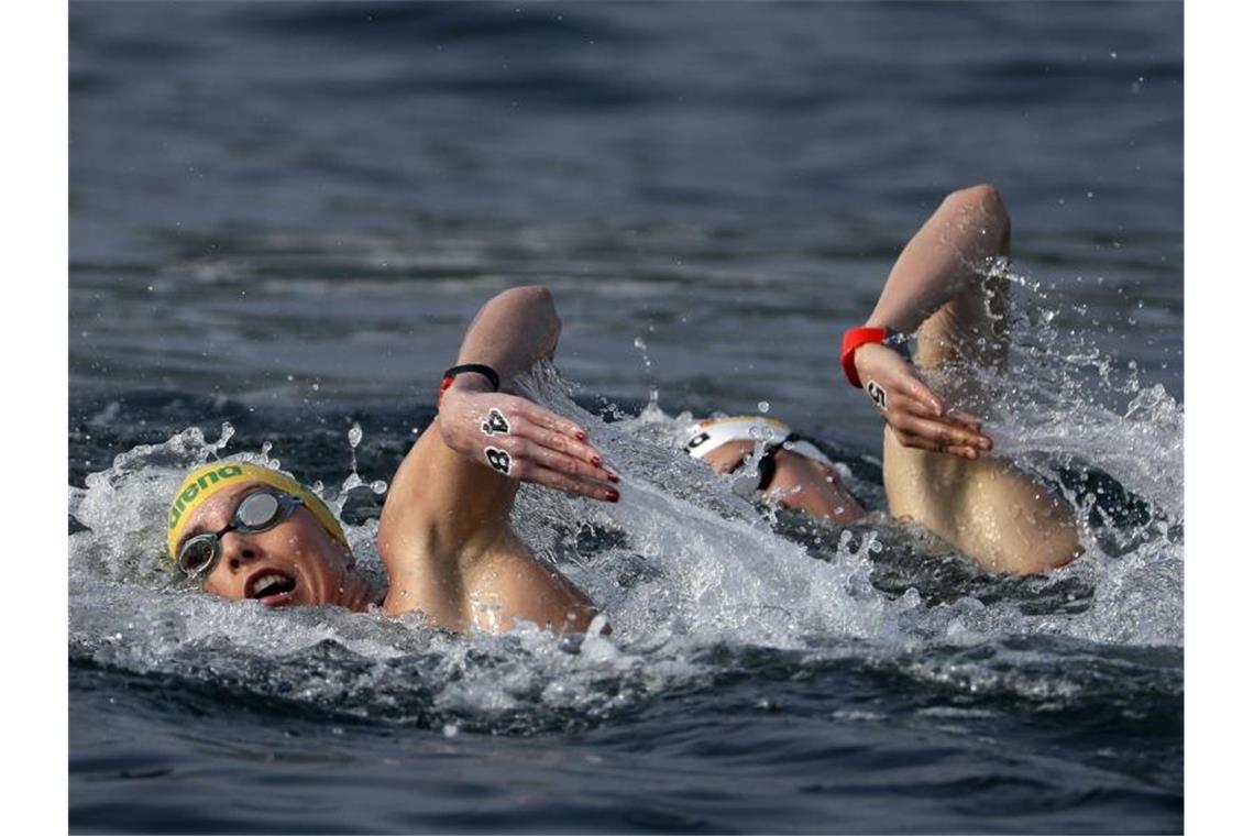 Zwei Olympia-Tickets nach Freiwasserkrimi Freiwasserschwimmerin Finnia Wunram (r) beim Wettbewerb über zehn Kilometer in Aktion. Foto: /AP