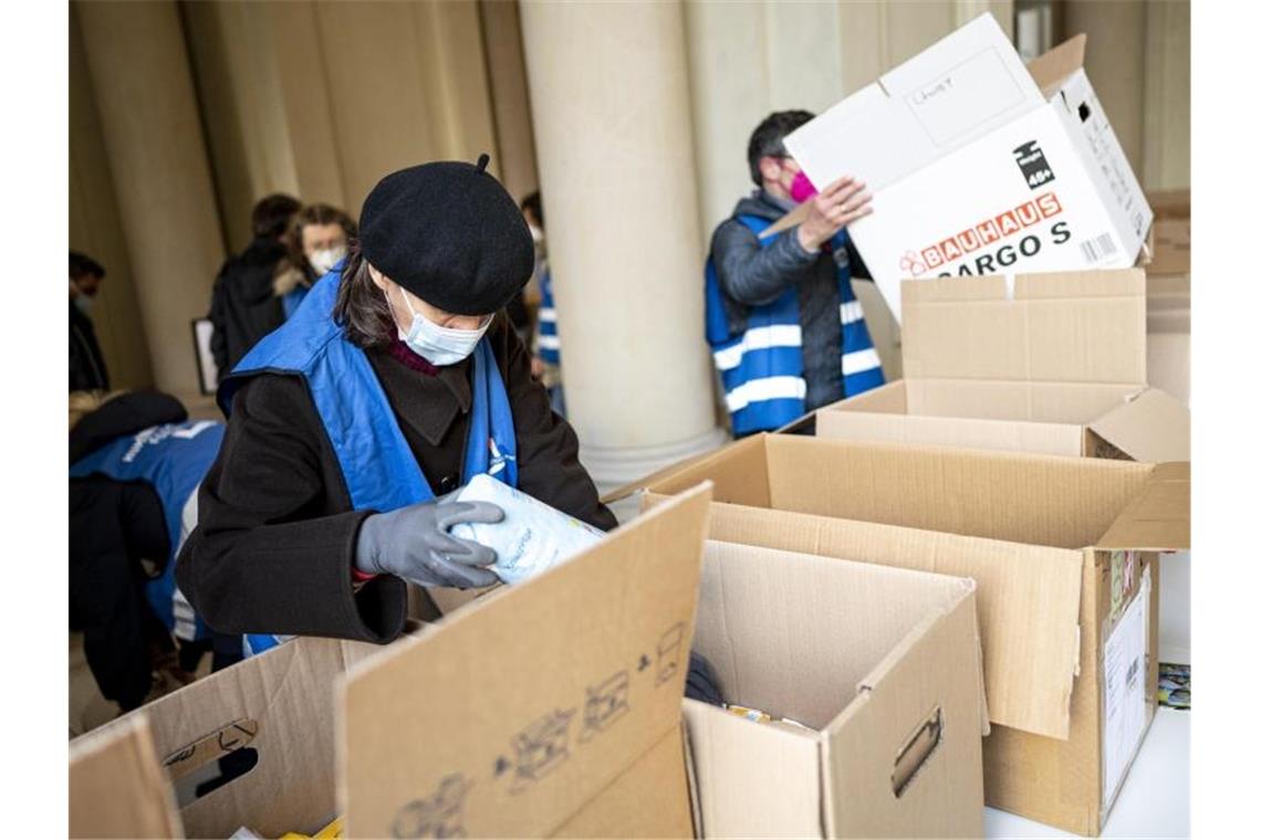 Schulze warnt vor humanitärer Katastrophe in Ukraine Freiwilige Helfer packen am Berliner Humboldt Forum Hilfsgüter in Kisten. Foto: Fabian Sommer/dpa