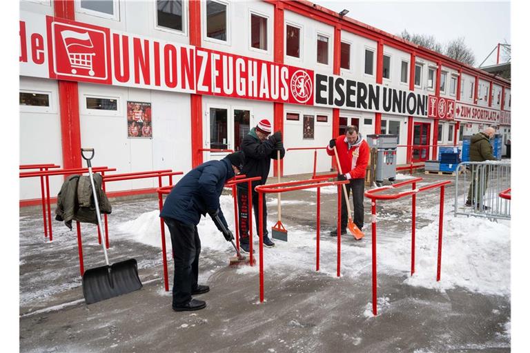Freiwillige Fans des 1. FC Union befreien Wege und Parkplätze am und im Stadion An der Alten Försterei von Schnee.