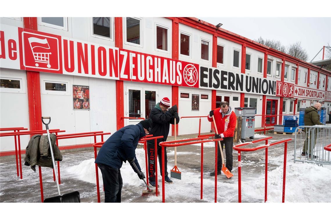Freiwillige Fans des 1. FC Union befreien Wege und Parkplätze am und im Stadion An der Alten Försterei von Schnee.