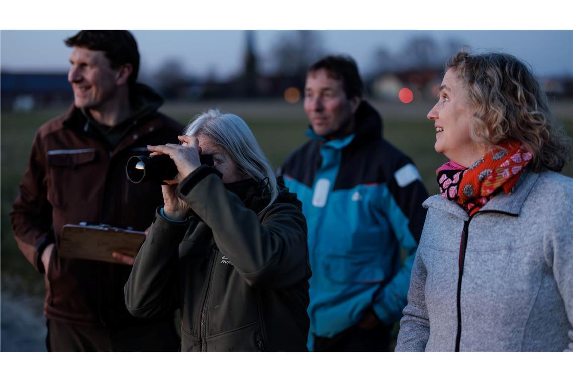 Freiwillige Helfer begleiten Umweltwissenschaftler Marcel Holy bei der Rebhuhn-Zählung. Sie sammeln dabei Erfahrungen, den Revierruf des Hahnes zu erkennen. Ein Nachtsichtgerät ist bei dieser Runde ein weiteres Hilfsmittel neben dem Lautsprecher.