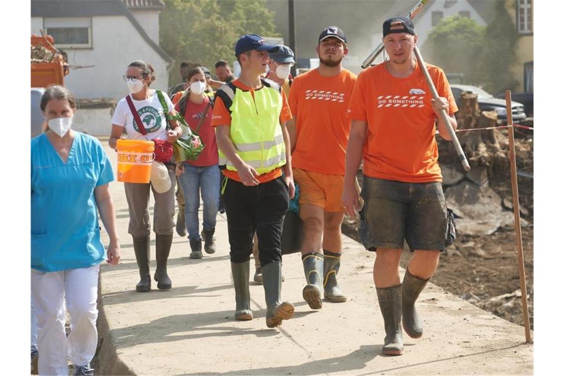 Freiwillige Helfer im stark von der Flut betroffenen Altenahr. Foto: Thomas Frey/dpa