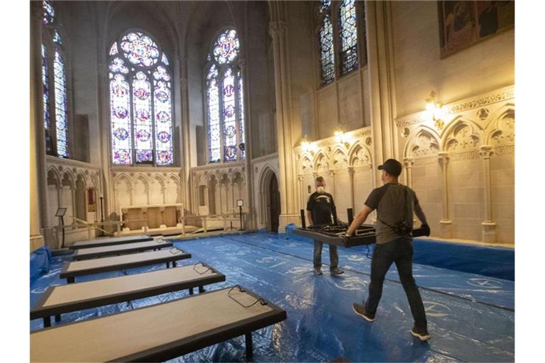 Freiwillige Helfer stellen in der Kathedrale St. John the Divine in New York Betten für Corona-Patienten auf. Foto: Mary Altaffer/AP/dpa