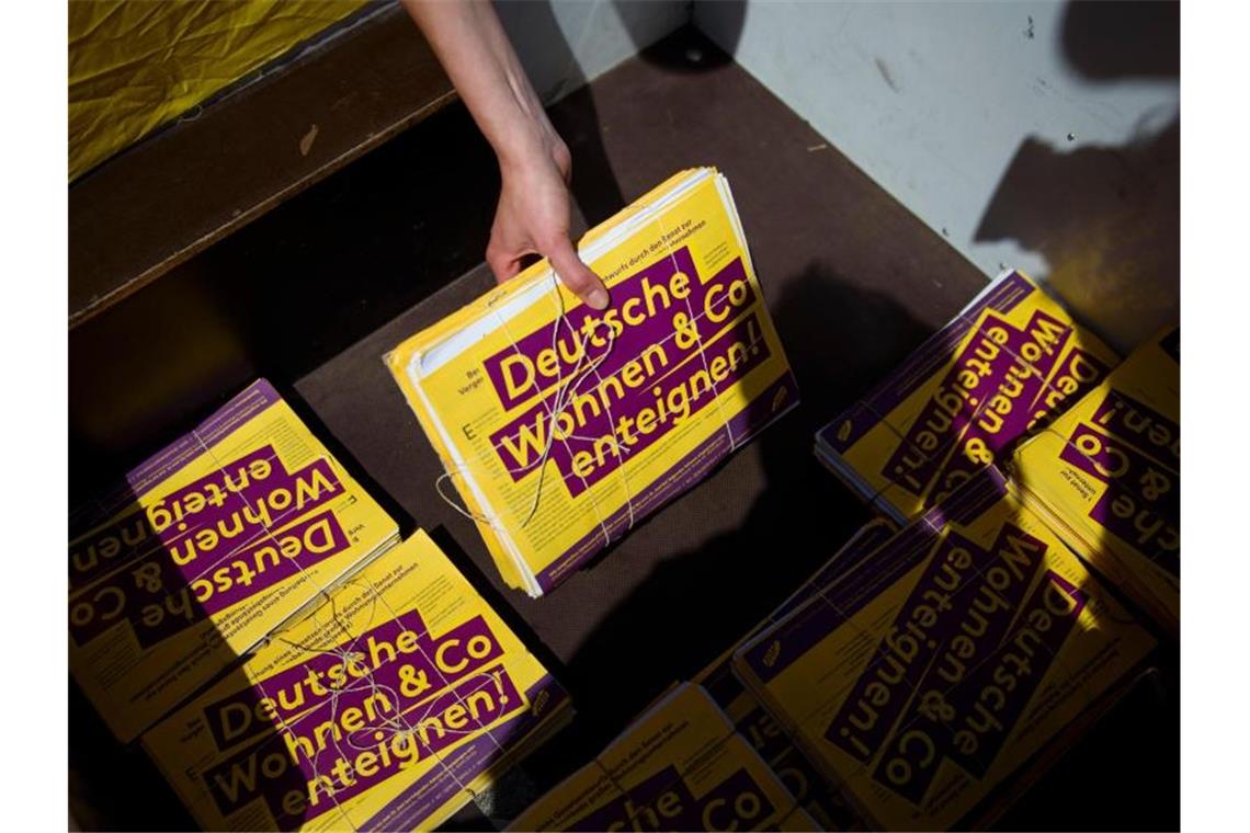 Enteignung von Immobilienkonzernen - Volksentscheid Berlin Freiwillige Helferinnen und Helfer der Initiative „Deutsche Wohnen & Co enteignen“ mit einem Stapel von Unterschriften. Foto: Gregor Fischer/dpa