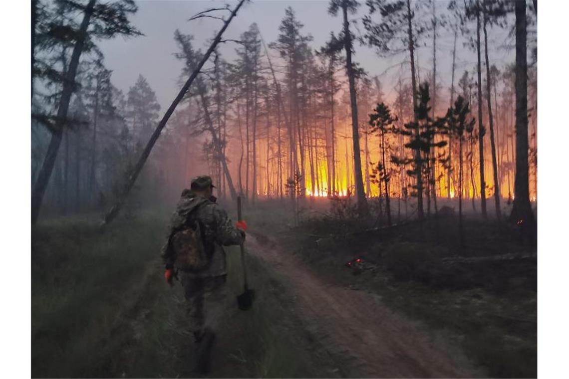 Freiwillige löschen einen Waldbrand in der Republik Sacha, auch bekannt als Jakutien. Foto: Ivan Nikiforov/AP/dpa