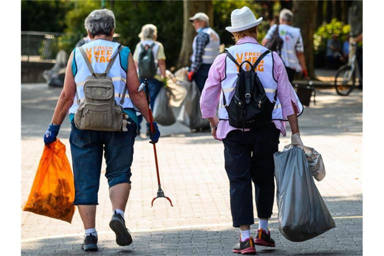 Freiwillige Müllsammler nehmen am Rheinufer am Aktionstag "Rhine Clean Up" teil.. Foto: Andreas Arnold/dpa