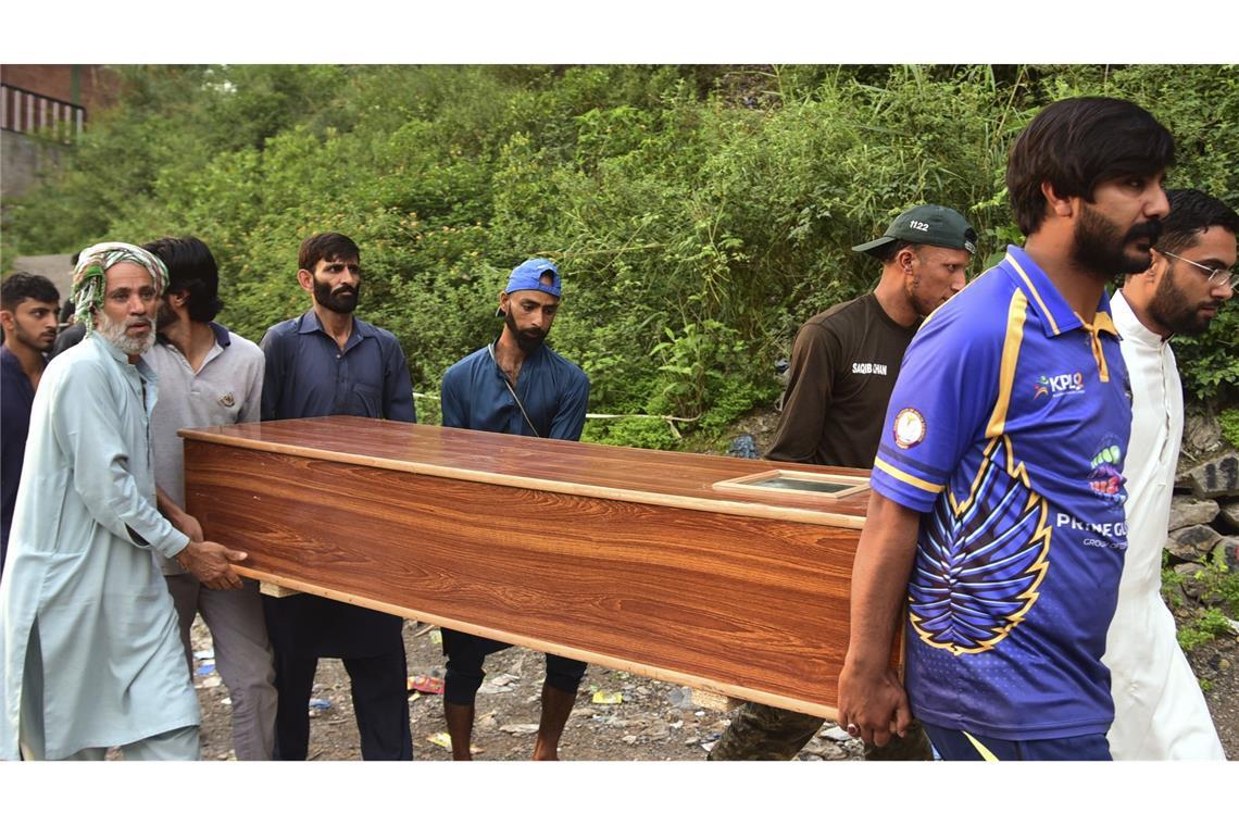 Pakistan: 26 Tote nach indischen Angriffen Freiwillige tragen eine Leiche, nachdem sie sie aus den Trümmern eines Moscheegebäudes geborgen haben, das durch einen mutmaßlichen indischen Raketenangriff beschädigt wurde.