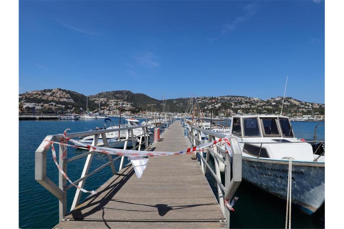 Freizeit- und Fischerboote bleiben in Port d'Andratx im Südwesten Mallorcas vertäut. Foto: Clara Margais/dpa