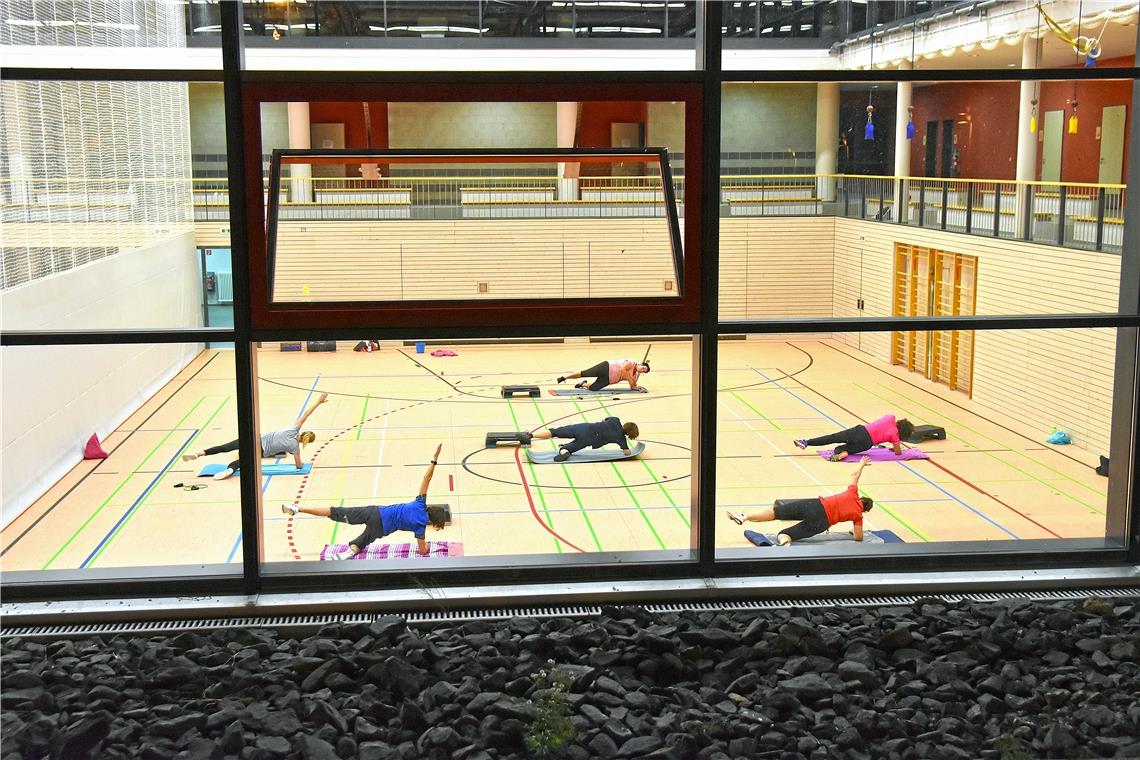 Freizeitsport „Body Fit“ mit Kursleiterin Beate Ginder in der Halle in Kirchberg an der Murr: Die Hygieneregelungen werden genau beachtet – durchgehend geöffnete Fenster, ein fester Platz während des Kurses, jede Teilnehmerin bringt die eigene Turnmatte mit. Foto: T. Sellmaier