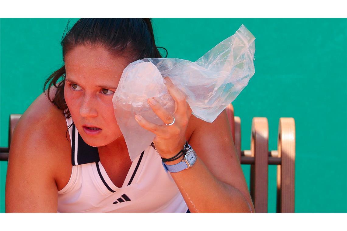 French Open in Paris: Kasatkina kühlt sich im Frauen-Einzel gegen Sonmez mit einem Eisbeutel