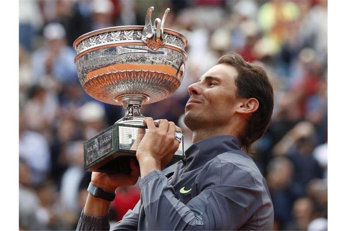 French-Open-Sieger Rafael Nadal stemmt in Paris seinen Pokal. Foto: Christophe Ena/AP