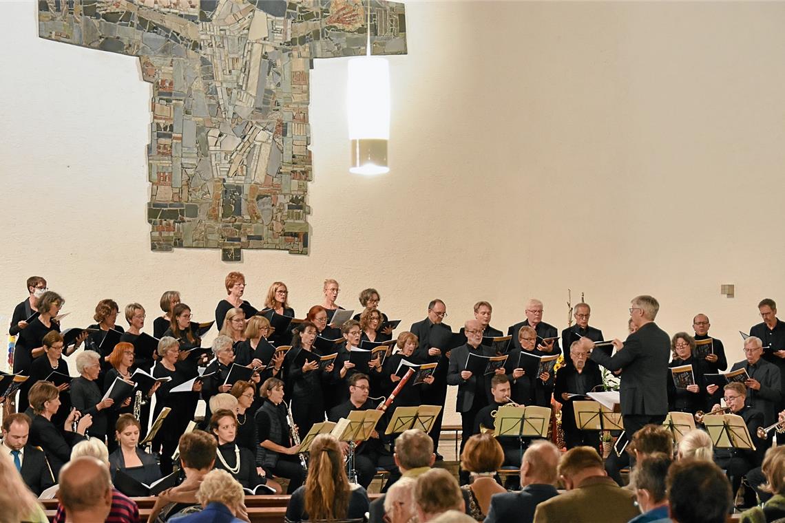 Frenetischen Beifall und Jubelrufe erntete die Aufführung am Sonntag mit Chorgemeinschaft der Katholischen Gesamtkirchengemeinde Backnang in der Christkönigskirche. Foto: Tobias Sellmaier