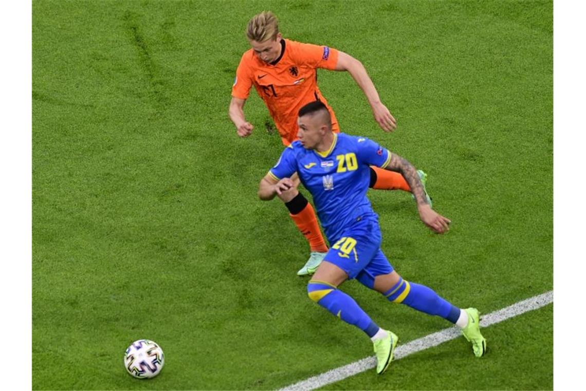 Frenkie de Jong aus den Niederlanden im Laufduell mit dem Ukrainer Olexander Subkow (r). Foto: Olaf Kraak/EPA Pool/AP/dpa