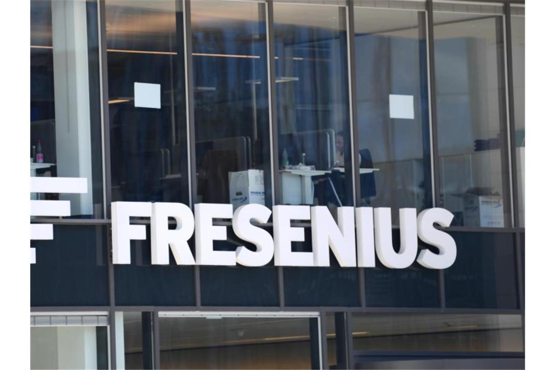 Fresenius ringt mit Folgen der Pandemie Fresenius will bis 2023 mindestens 150 Millionen Euro einsparen. Foto: Arne Dedert/dpa