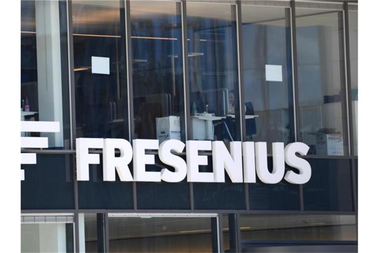 Fresenius will bis 2023 mindestens 150 Millionen Euro einsparen. Foto: Arne Dedert/dpa