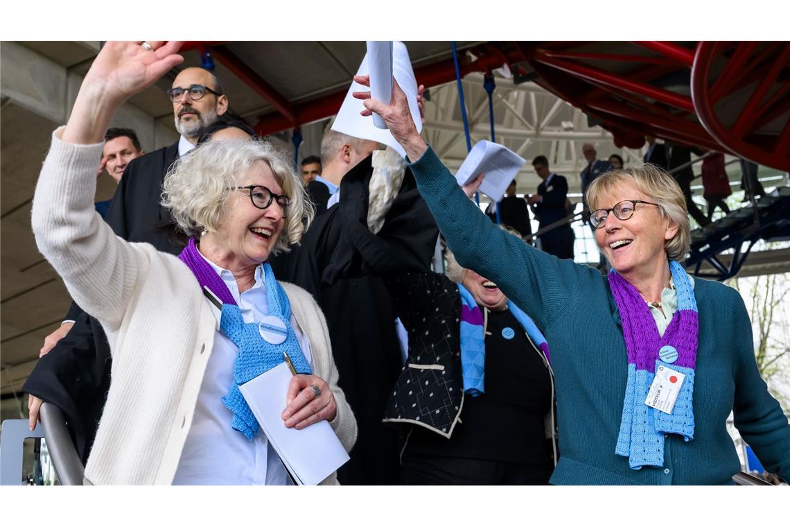 Freude bei den Klagenden: Die Schweizer Klimaseniorinnen nach dem Urteil vor dem Gerichtsgebäude.