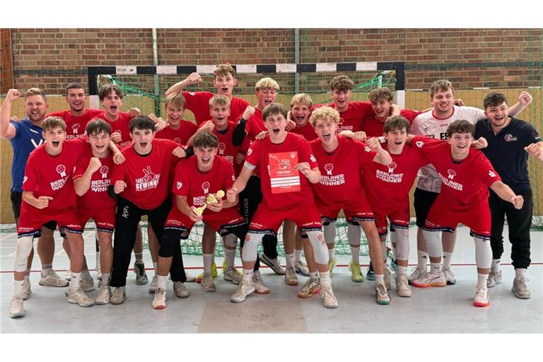 Freude pur: Die JANO-B-Jugendhandballer feiern den Sieg beim Sparkassen-Cup in Berlin. 