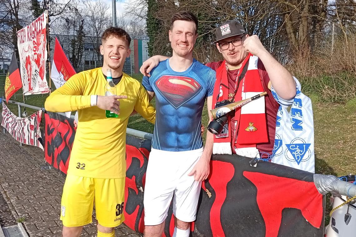 Freude über den Sieg bei TSG-Keeper Maurice Brauns, Innenverteidiger Thomas Doser und Edelfan Nico Schoch (von links). Foto: Nico Schoch