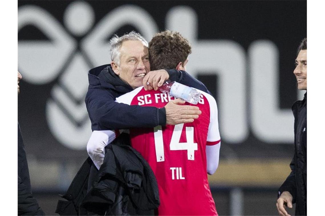 Freude über den Sieg: Freiburg-Coach Christian Streich (l) und Guus Til. Foto: Tom Weller/dpa