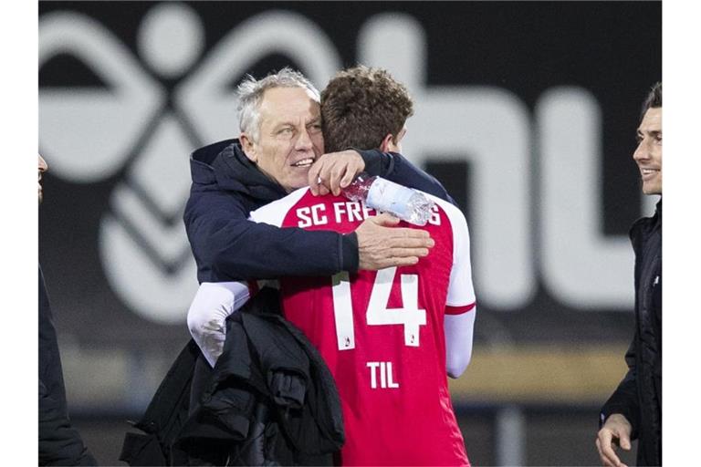 Freude über den Sieg: Freiburg-Coach Christian Streich (l) und Guus Til. Foto: Tom Weller/dpa