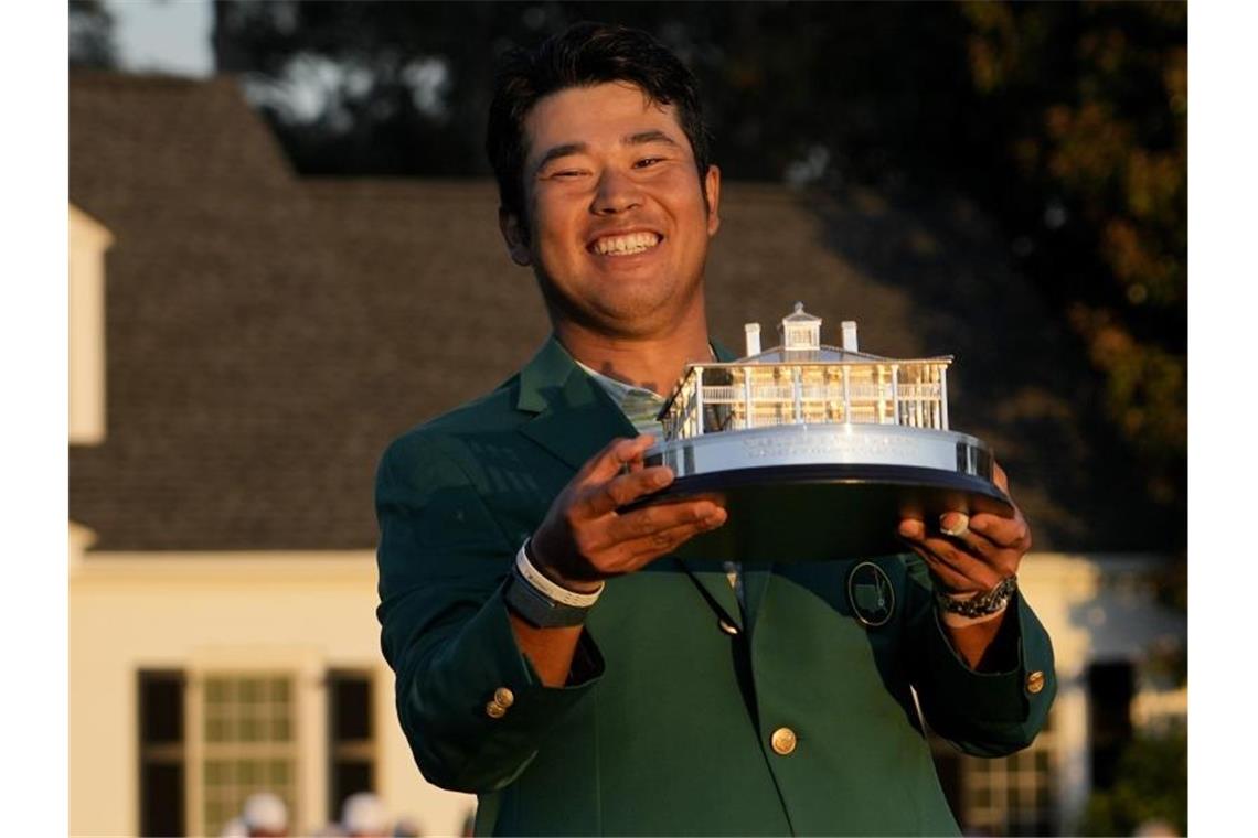 Freude über den Sieg: Hideki Matsuyama hält die Trophäe in der Hand. Foto: David J. Phillip/AP/dpa