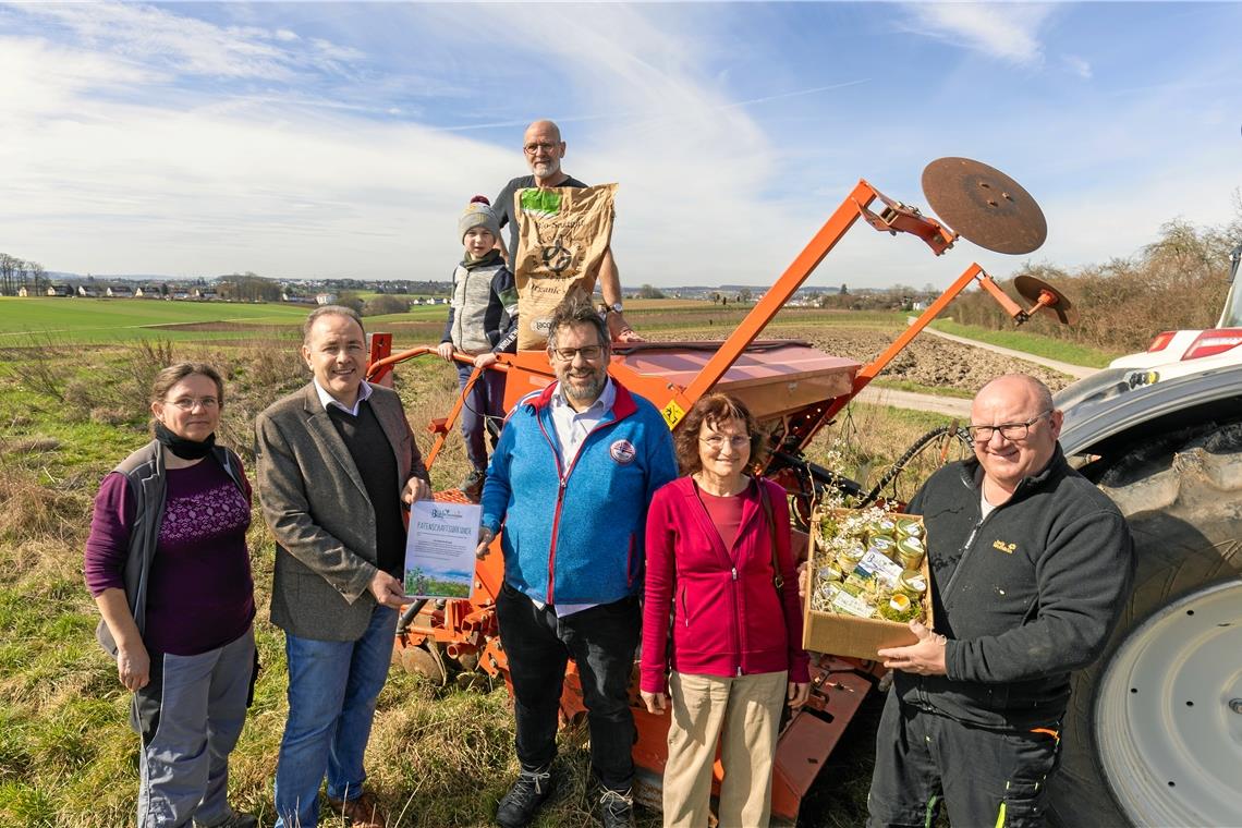 Freude über die Patenschaft: Imkerin Tanja Fichtl, Erster Bürgermeister Stefan Setzer, Imker Markus Munzinger, Edith Reihle vom Stadtplanungsamt, Landwirt Jürgen Benignus (vorne von links), Max Benignus und Imker Werner Wallenwein (hinten). Foto: Alexander Becher