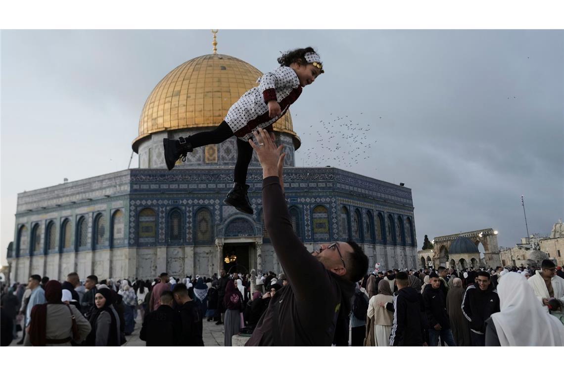 Bilder des Tages Freude und Leichtigkeit beim Eid al-Fitr Fest zum Ende des Ramadan: Ein palästinensisches Mädchen wird in die Luft geworfen, während sich Menschen zum Eid al-Fitr-Gebet vor dem Felsendom an der Al-Aksa-Moschee in der Altstadt von Jerusalem treffen.