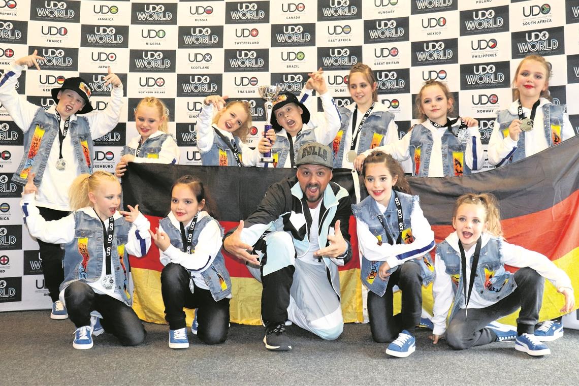Backnangs Gruppen tanzen ins Vorderfeld Freuen sich als Backnanger Gruppe Lil Monkeys über den fünften Rang bei der Europameisterschaft (hinten von links): Dustin Dalügge, Hannah-Marie Fetzer, Julika Bothe, Etuan Ucanbelen, Charlotte Strohhäcker, Alina Schell und Dilara Pazeraite. Vorne: Lilija Rink, Luna-Giolin Condello, Trainer Marc Sailer, Julia Ivanova und Joleen Pelka.Foto: privat