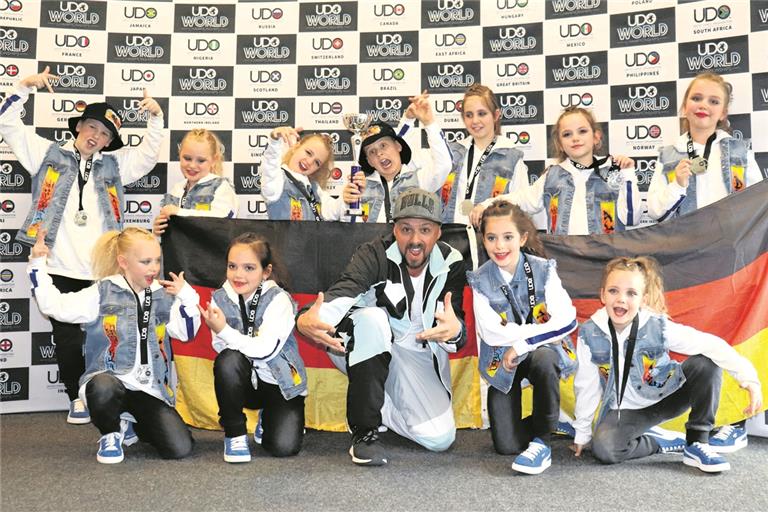 Freuen sich als Backnanger Gruppe Lil Monkeys über den fünften Rang bei der Europameisterschaft (hinten von links): Dustin Dalügge, Hannah-Marie Fetzer, Julika Bothe, Etuan Ucanbelen, Charlotte Strohhäcker, Alina Schell und Dilara Pazeraite. Vorne: Lilija Rink, Luna-Giolin Condello, Trainer Marc Sailer, Julia Ivanova und Joleen Pelka.Foto: privat