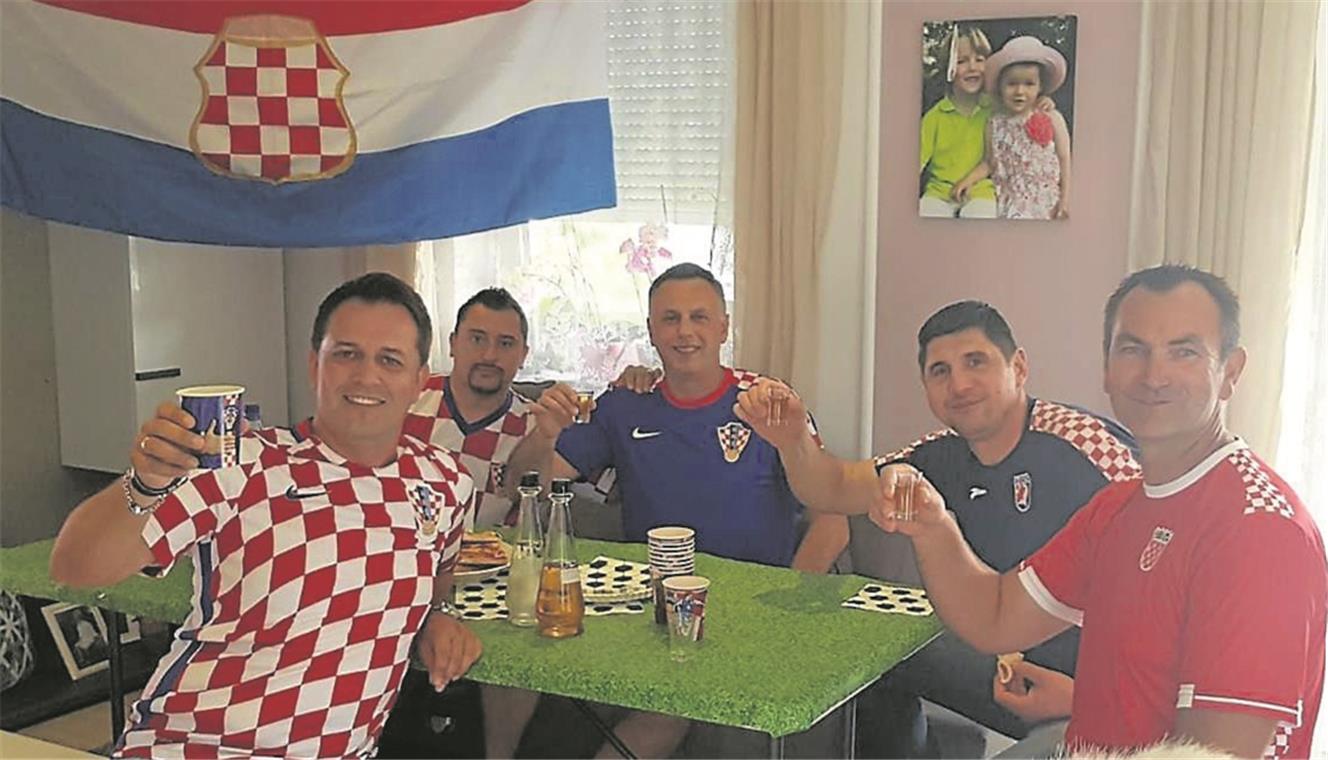 Ein Land im Ausnahmezustand Freuen sich auf das Finale: Mladen Musa, Ilija Saric, Željko Tokic, Ivica Maglica und Petar Tomic (von links). Foto: privat