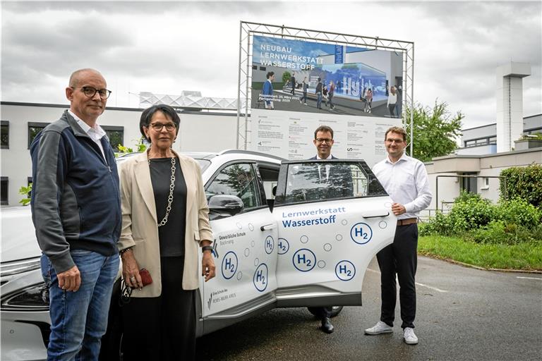 Freuen sich auf die Lernwerkstatt Wasserstoff in Backnang (von links): Heribert Gantner, Isolde Fleuchaus, Peter Zaar, Benjamin Wahl.