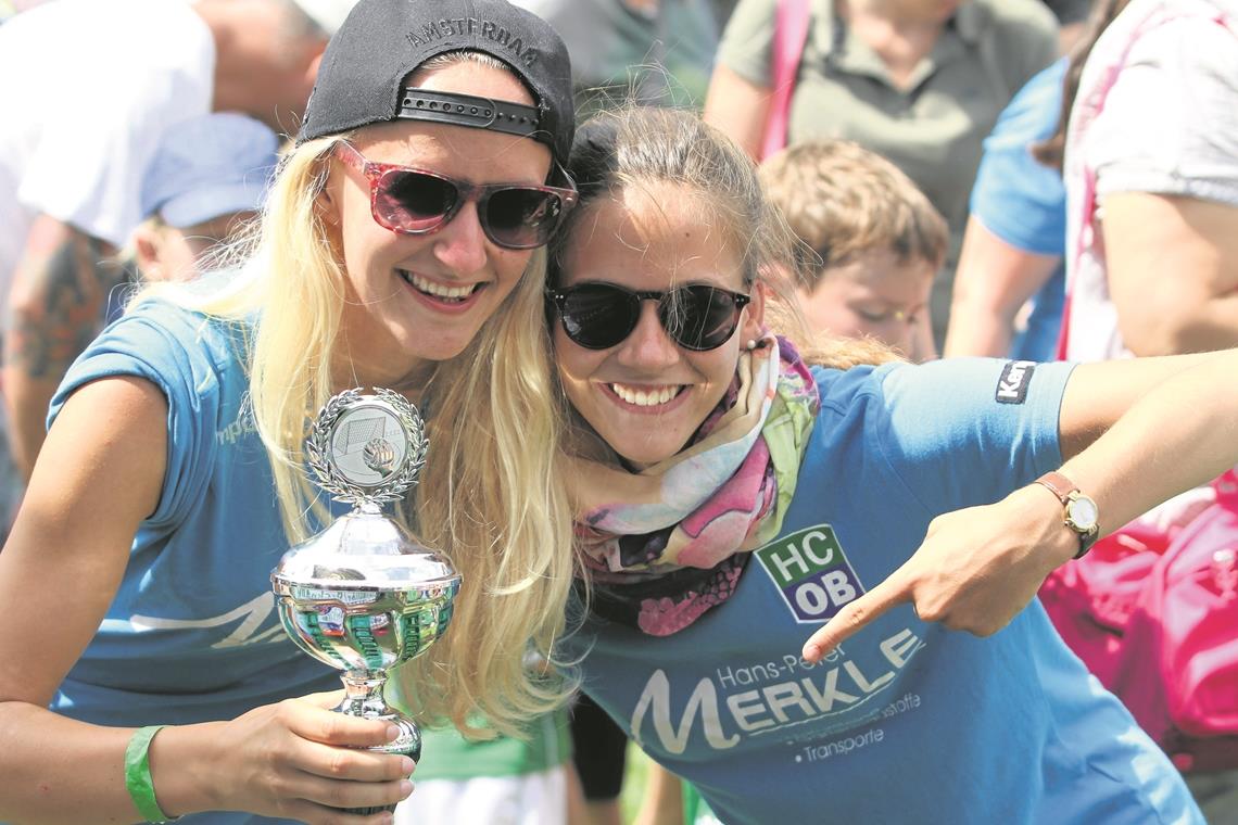 Freuen sich auf die Sporttage und wollen einen Pokal gewinnen: Die HCOB-Handballerinnen Rike Kraume und Leonie Bühler. Foto: A. Hornauer
