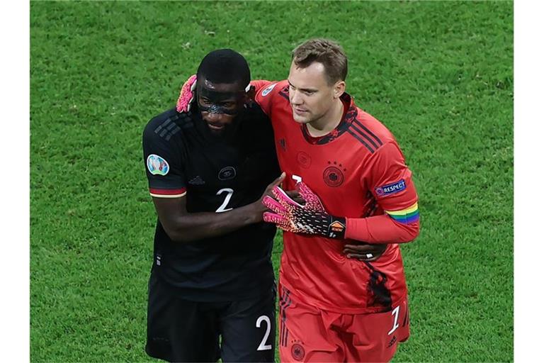 Freuen sich auf Wembley: Antonio Rüdiger und DFB-Kapitän Manuel Neuer. Foto: Christian Charisius/dpa