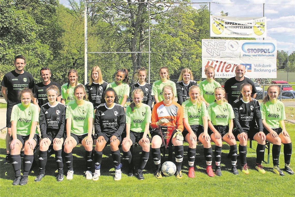 Freuen sich (hinten von links): Trainer Sven Binder, Trainer Zdenko Vujanovic, Jana Vujanovic, Melissa Maier, Fatoumata Stoppel, Josephine Radtke, Emily Lischka, Eva Hübner, Jany Epple, Trainer Axel Dietrich. Vorne: Selina Hofer, Larissa Hofer, Annika Maurer, Leila Mrazkova, Jule Jung, Franziska Schick, Isabel Jung, Heidi Stoppel, Pauline Geyer, Katharina Bechthold. Zudem gehören zum Team: Lola Awodumila, Alisa Koch, Lara Wieland. Foto: privat