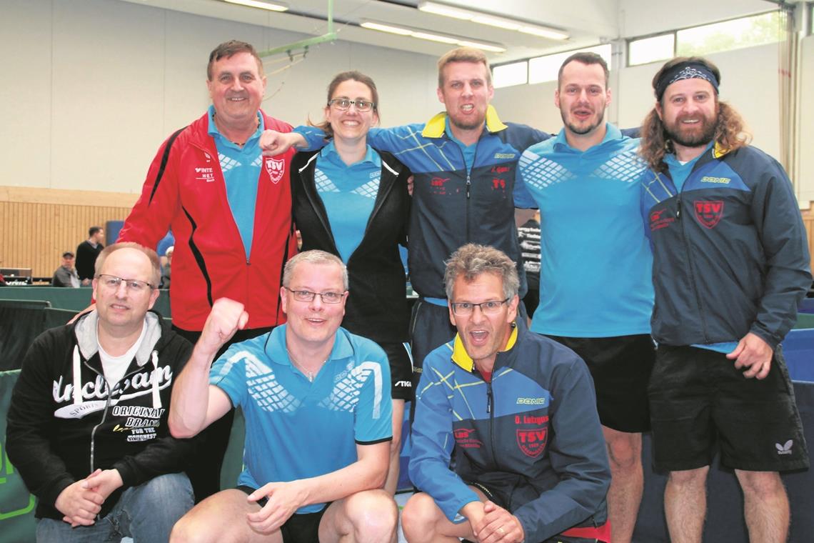 Freuen sich über den Aufstieg (hinten von links): Szabolcs Marosffy, Simone Tomaschek, Daniel Quiram, Marcus Kocher und Christoph Krenzlin. Vorne: Jürgen Köberl, Heiko Tomaschek und Oliver Letzgus. Foto: M. Clauss