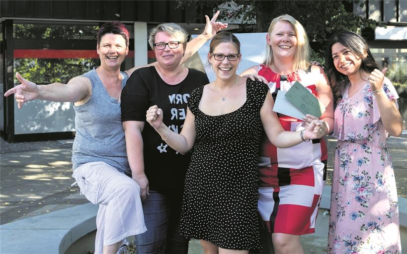 Freuen sich über den Gewinn (von links): Natalie Andreas, Melanie Reiser, Tamara Hellmann, Marija Kühner und Nursima Karaman. Foto: J. Fiedler