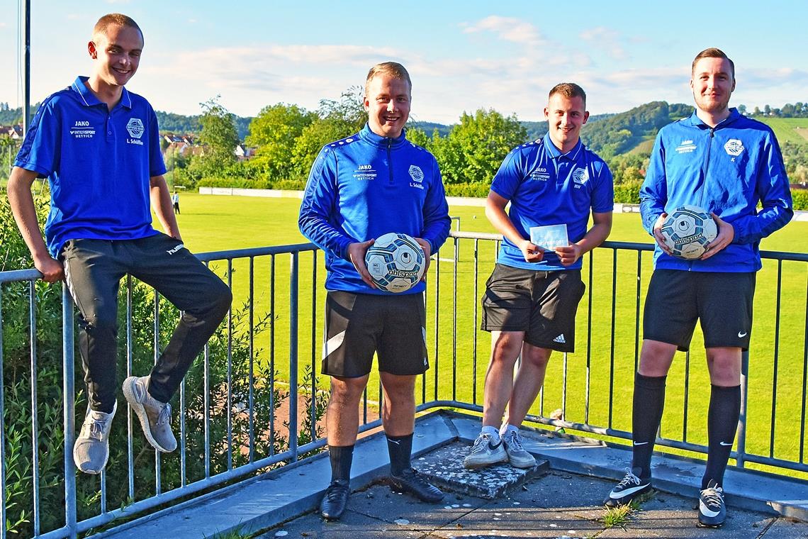Kleinaspacher freuen sich über den Preis Freuen sich über den zweiten Platz beim BKZ-FIFA-Cup (von links): Leif Hager, Leon Schöffler, Marco Wilfing und Jan Celik von der Spvgg Kleinaspach/Allmersbach. Foto: T. Sellmaier