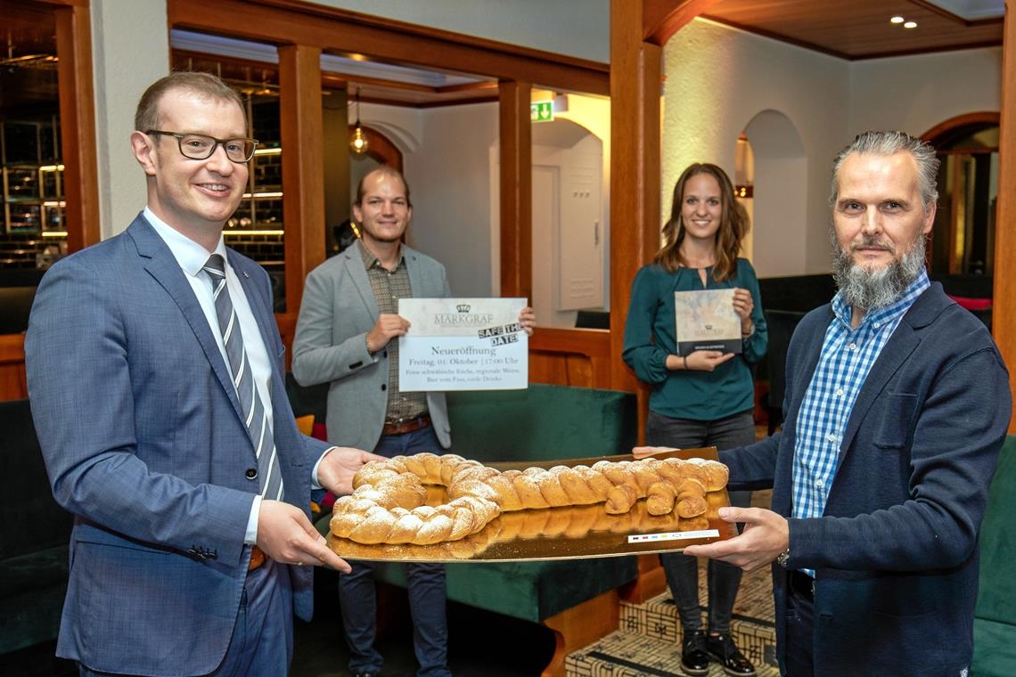 „Markgraf“ öffnet wieder zum 1. Oktober Freuen sich über die baldige Eröffnung des Restaurants Markgraf und des Felsenkellers: Backnangs Oberbürgermeister Maximilian Friedrich, Johannes Ellrott, Laura Reich und der neue Pächter Nicol Mayer (von links).Foto: A. Becher