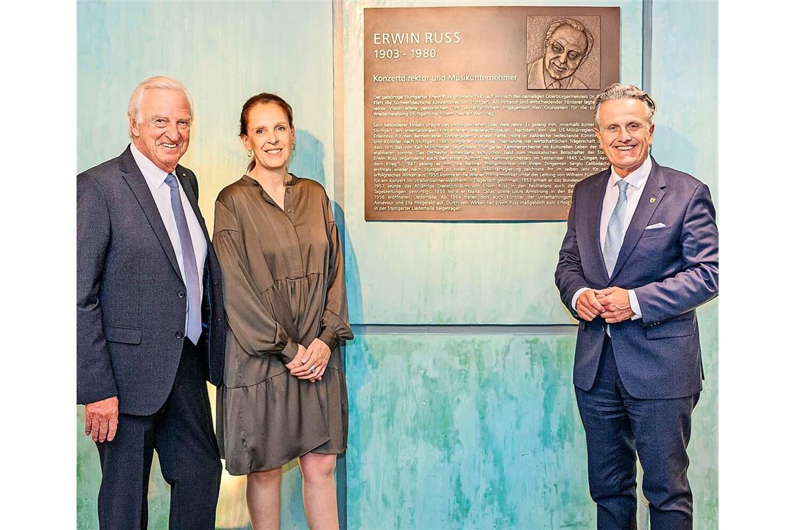 Freuen sich über die bleibende Erinnerung an Erwin Russ: Stuttgarts OB Frank Nopper (rechts) sowie Michael Russ und Michaela Russ.