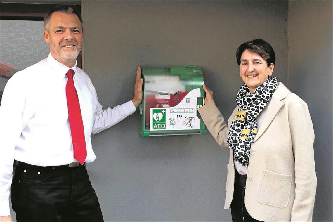 Burgstetten mit Defibrillatoren ausgestattet Freuen sich über die neuen Lebensretter: Jörg Guhr und Irmtraud Wiedersatz.Foto: Gemeinde