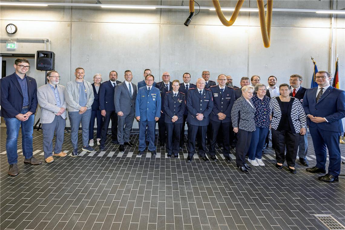 2. Backnanger Blaulichttag: Ehrungen für verdiente Rettungskräfte Freuen sich über die vielen Auszeichnungen: Ralf Nentwich, Heinz Franke, Fabian Raum, Ute Ulfert, Daniel Schwaderer, Stefan Hein, Robin Hutt, Stefan Hoffmann, Rolf Waibel, AnnaTheresa Langenstoer, Theo Fleischmann, Wolfgang Kasper, Roger Weik, Jörg Schaal, Matthias Mauritz, Karl-Heinz Vogel, Ludmilla Schneider, Hauke Simoneit, Anne Fix, Robin Kobelt, IrmaReisbich, Klaus-Dieter Facker und Maximilian Friedrich (von links). Foto: Dietmar van der Linden