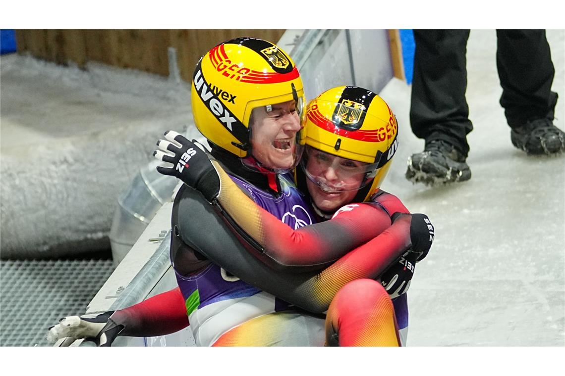 Freuen sich über Platz zwei: Dajana Eitberger und Magdalena Matschina