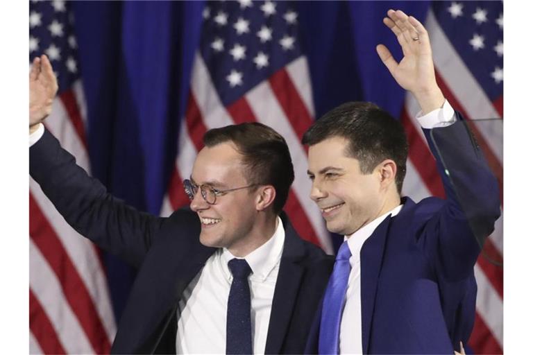 „Freuen uns, Penelope Rose und Joseph August Buttigieg in unserer Familie zu begrüßen“: Pete Buttigieg (r) und sein Ehemann Chasten sind Eltern geworden. Foto: Mary Altaffer/AP/dpa