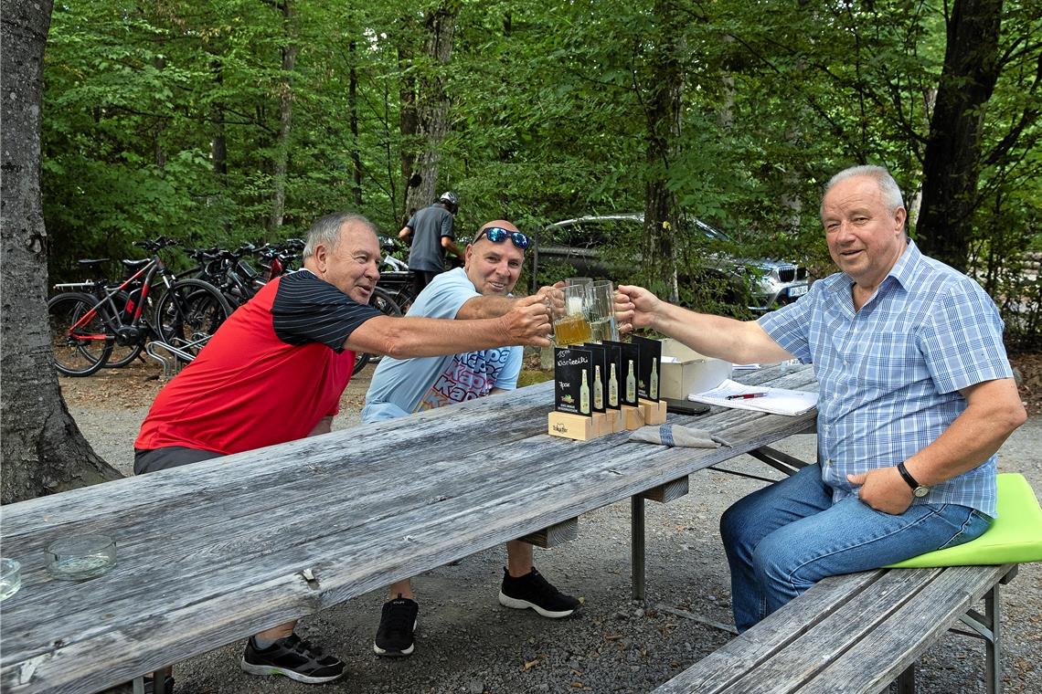 Leben und leben lassen im Plattenwald Freunde aus Oppenweiler in der Waldheim-Gaststätte (von links): Werner Reichert, Domenico Arcurio sowie Milan Stanimirovic.