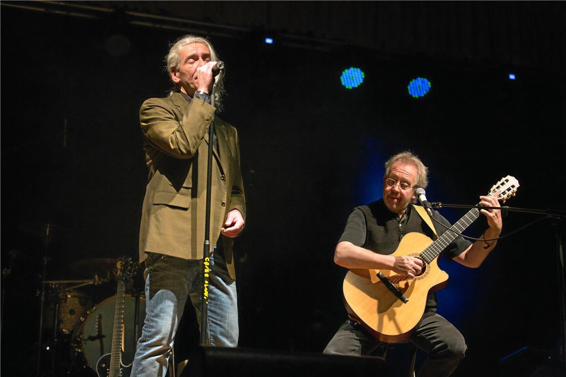 Freunde in der Musik und im Leben: Gitze (links) und Paul Vincent (rechts) beim Release-Konzert zu „Schwabenrock – die Zweite“ (2014) in Sulzbach an der Murr. Foto: Alexander Becher